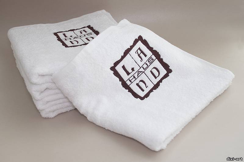 Черно белые полотенца. Вышивка логотипа на полотенце. Полотенце махровое белый. Вышивка на махровом полотенце. Вышивка логотипа на полотенце белое.